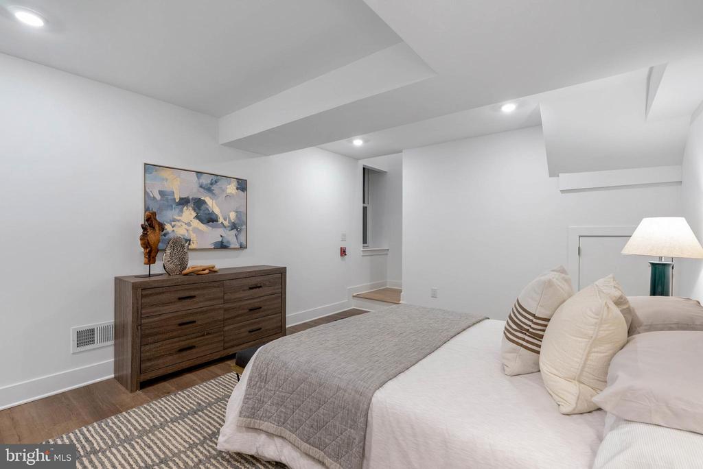825 BAINBRIDGE STREET Unit: 101