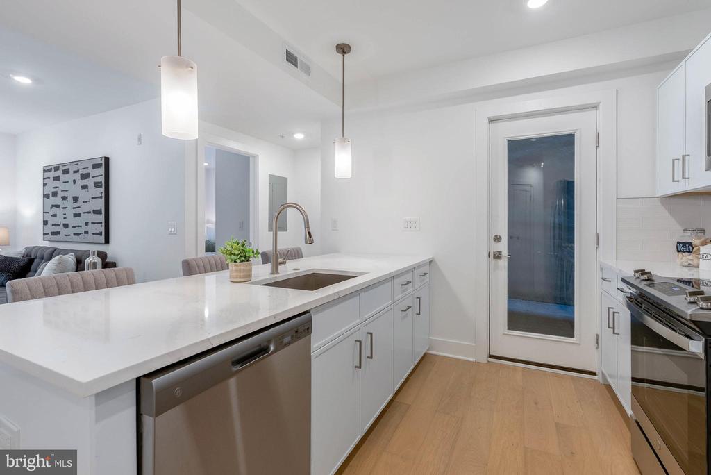 825 BAINBRIDGE STREET Unit: 101