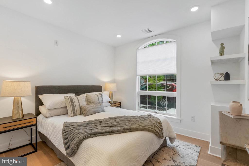 825 BAINBRIDGE STREET Unit: 101