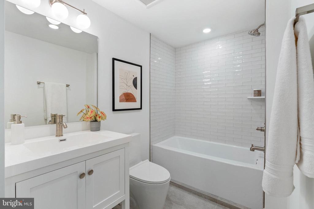 825 BAINBRIDGE STREET Unit: 101