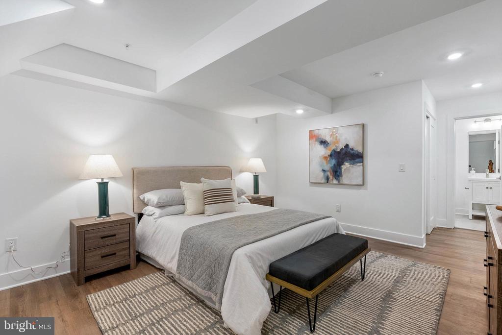 825 BAINBRIDGE STREET Unit: 101