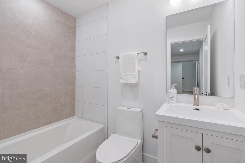 825 BAINBRIDGE STREET Unit: 101