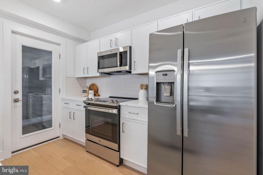 825 BAINBRIDGE STREET Unit: 101