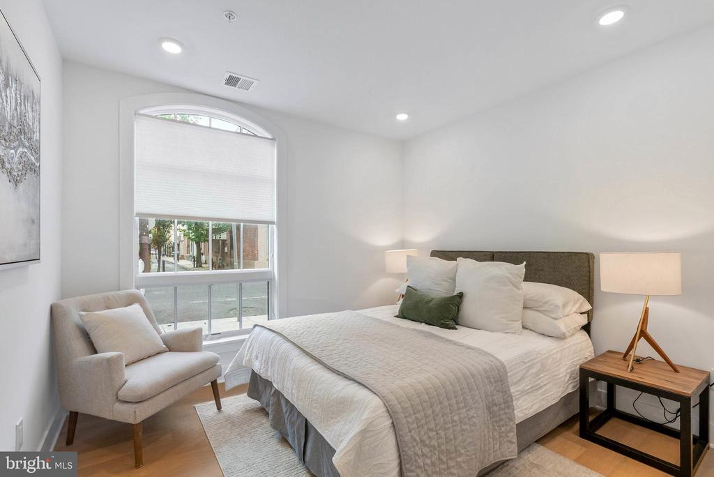 825 BAINBRIDGE STREET Unit: 101