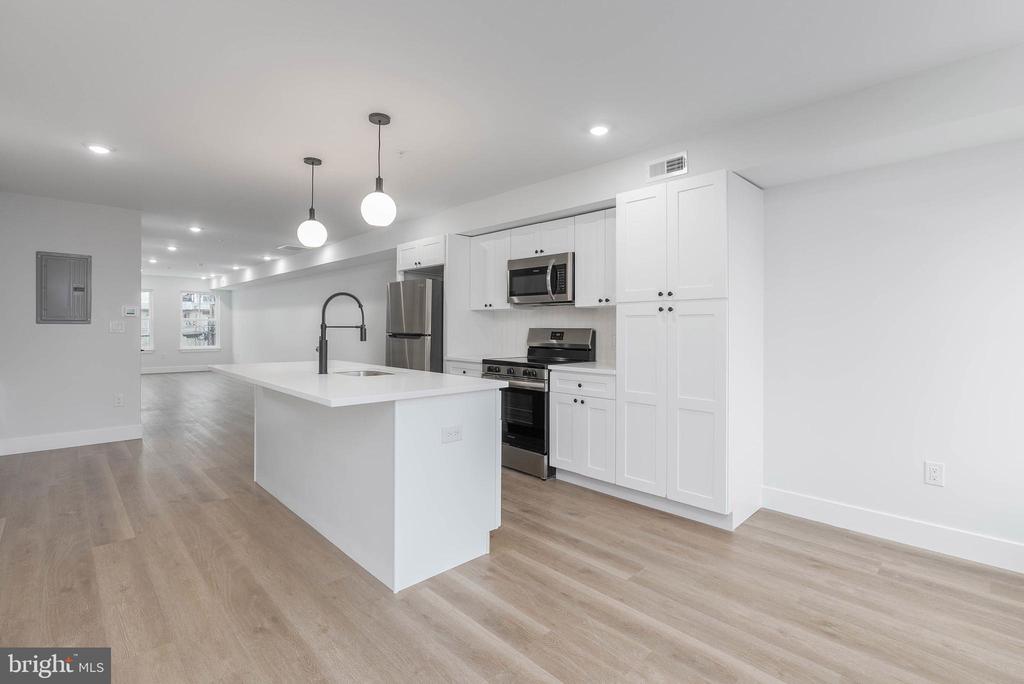 2055 E RUSH STREET