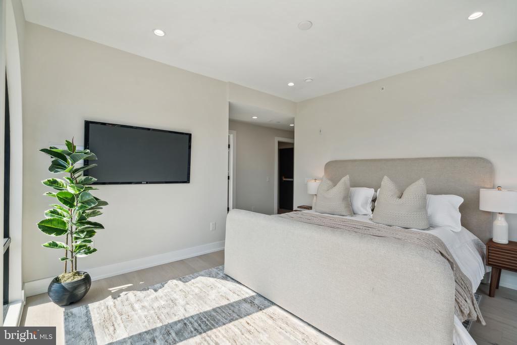 160 N 2ND STREET Unit: 601