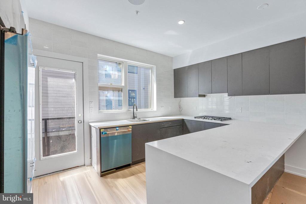 600 FAIRMOUNT AVENUE Unit: J4