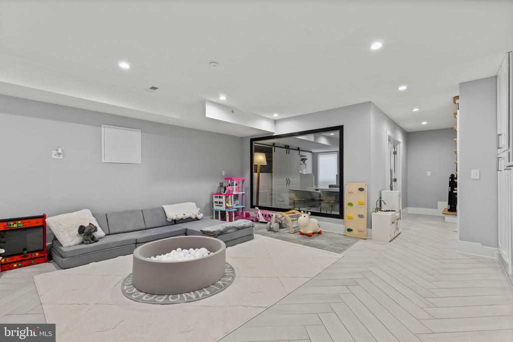 767 N UBER STREET