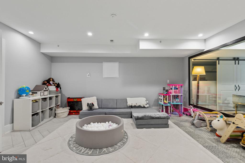 767 N UBER STREET