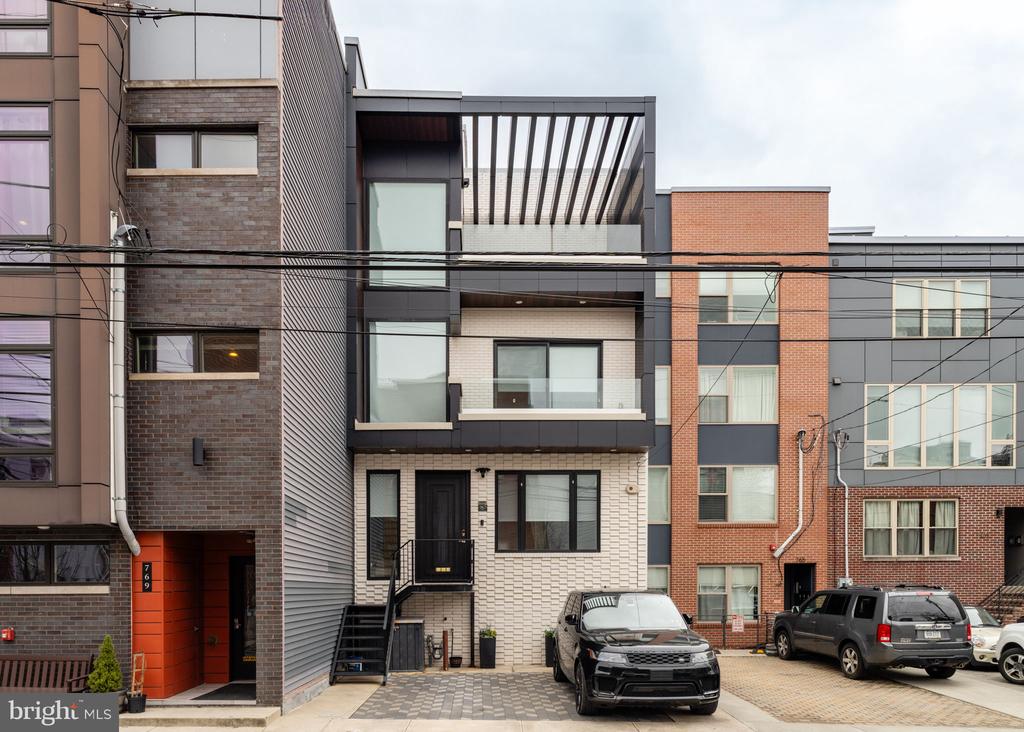 767 N UBER STREET