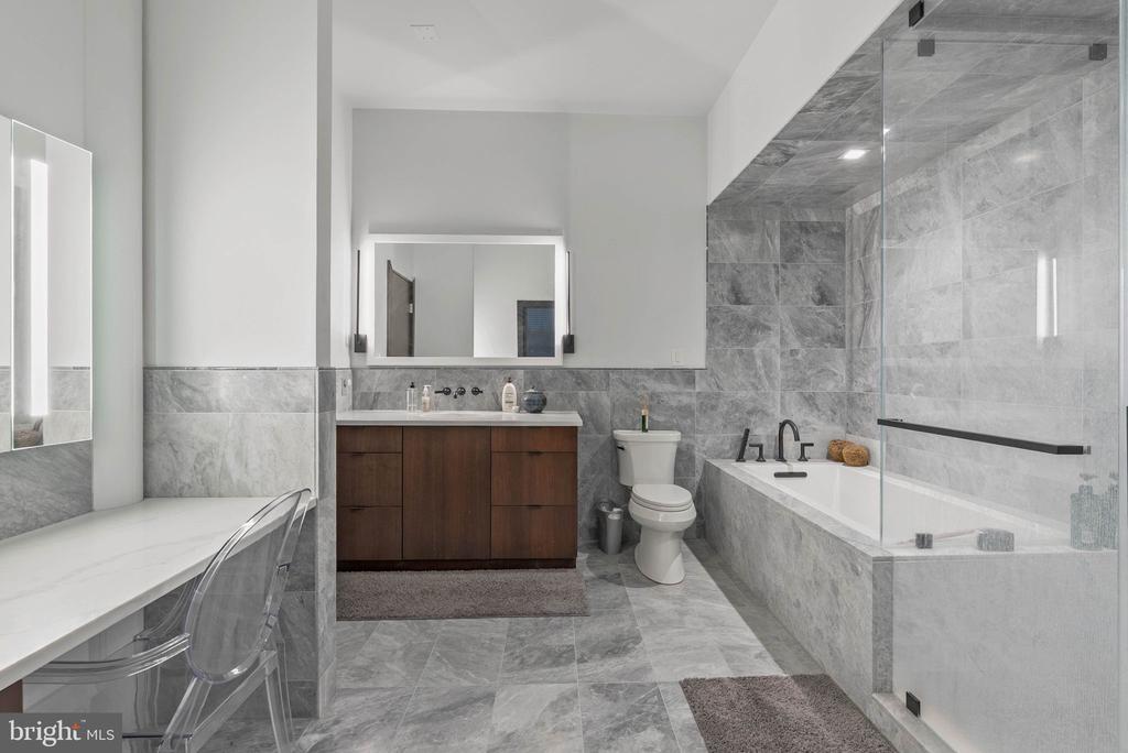 1521 N 31ST STREET Unit: 300