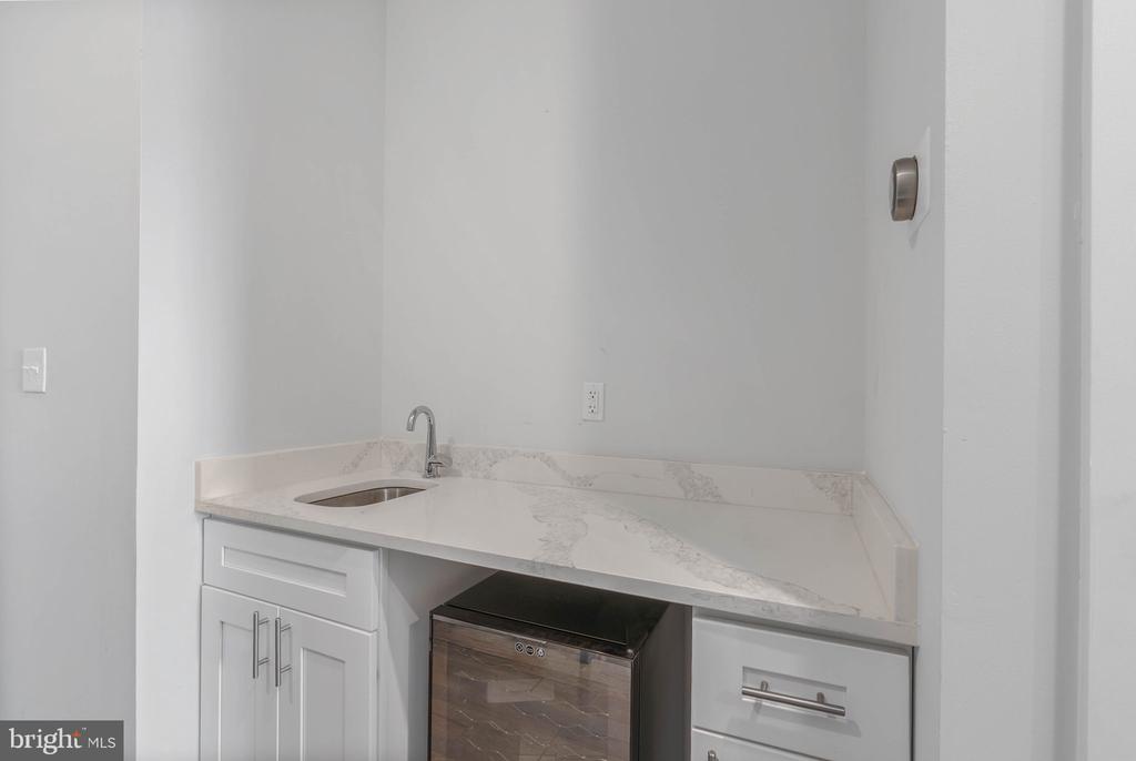 1753 N MARSHALL STREET Unit: B