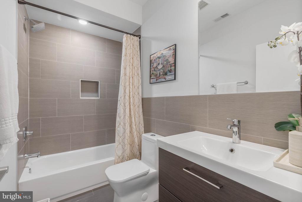 1753 N MARSHALL STREET Unit: B