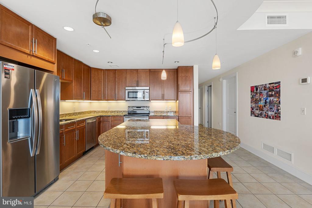 2 48th St #804