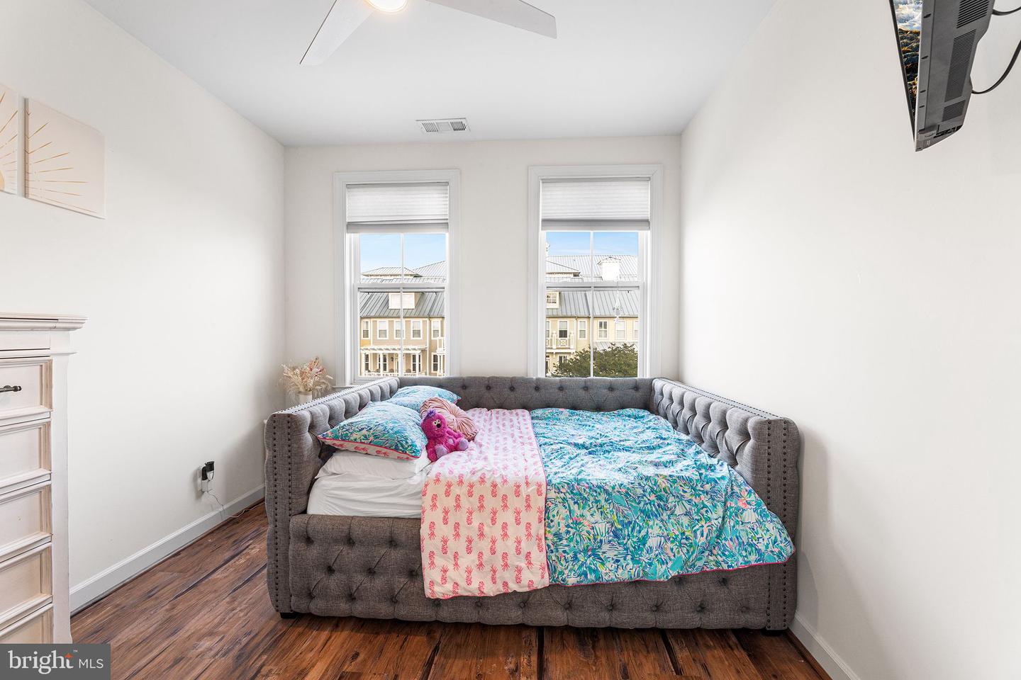 36 Canal Side Mews W