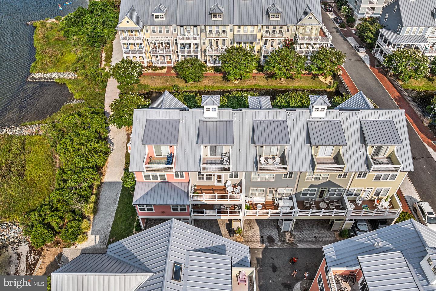 36 Canal Side Mews W