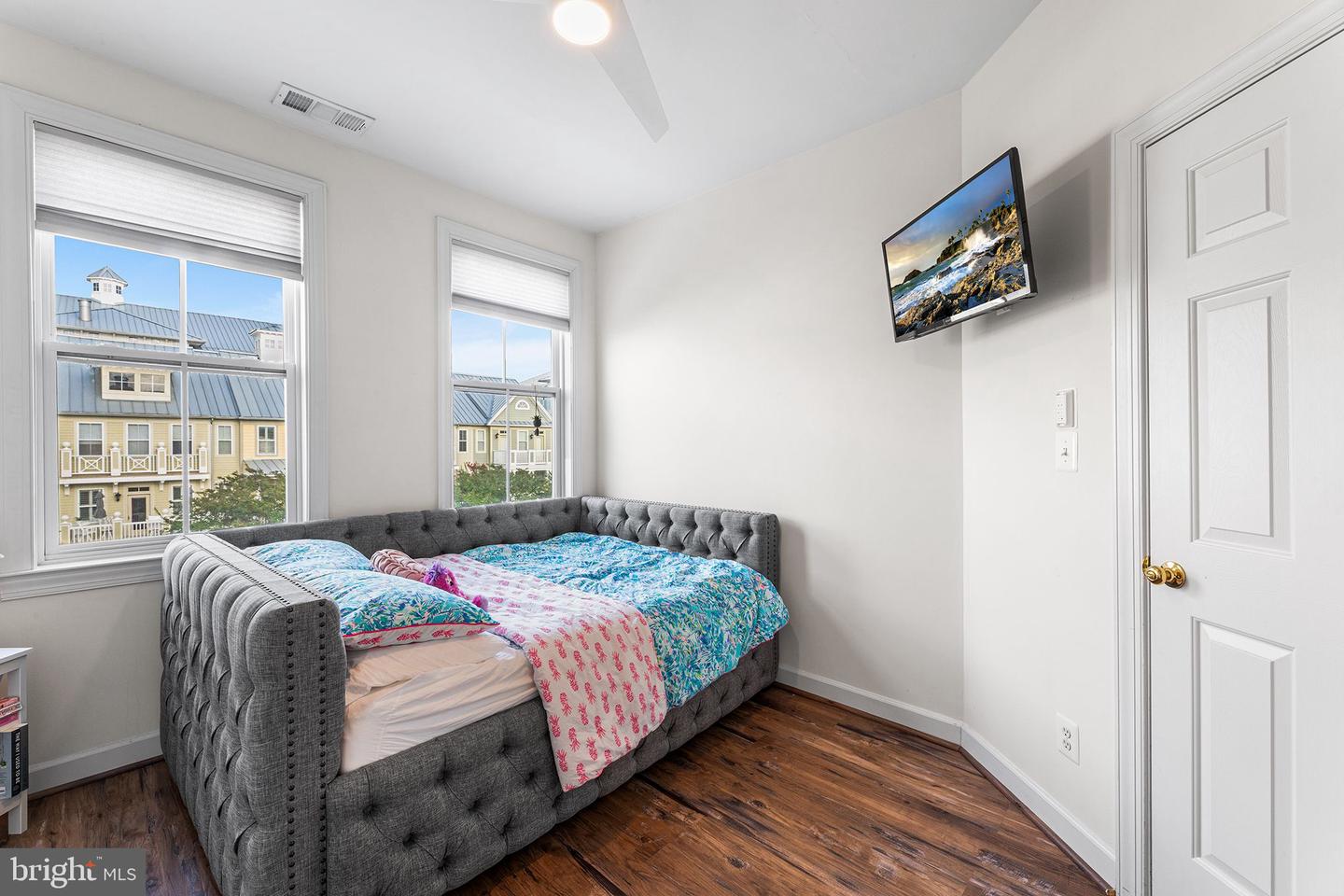 36 Canal Side Mews W