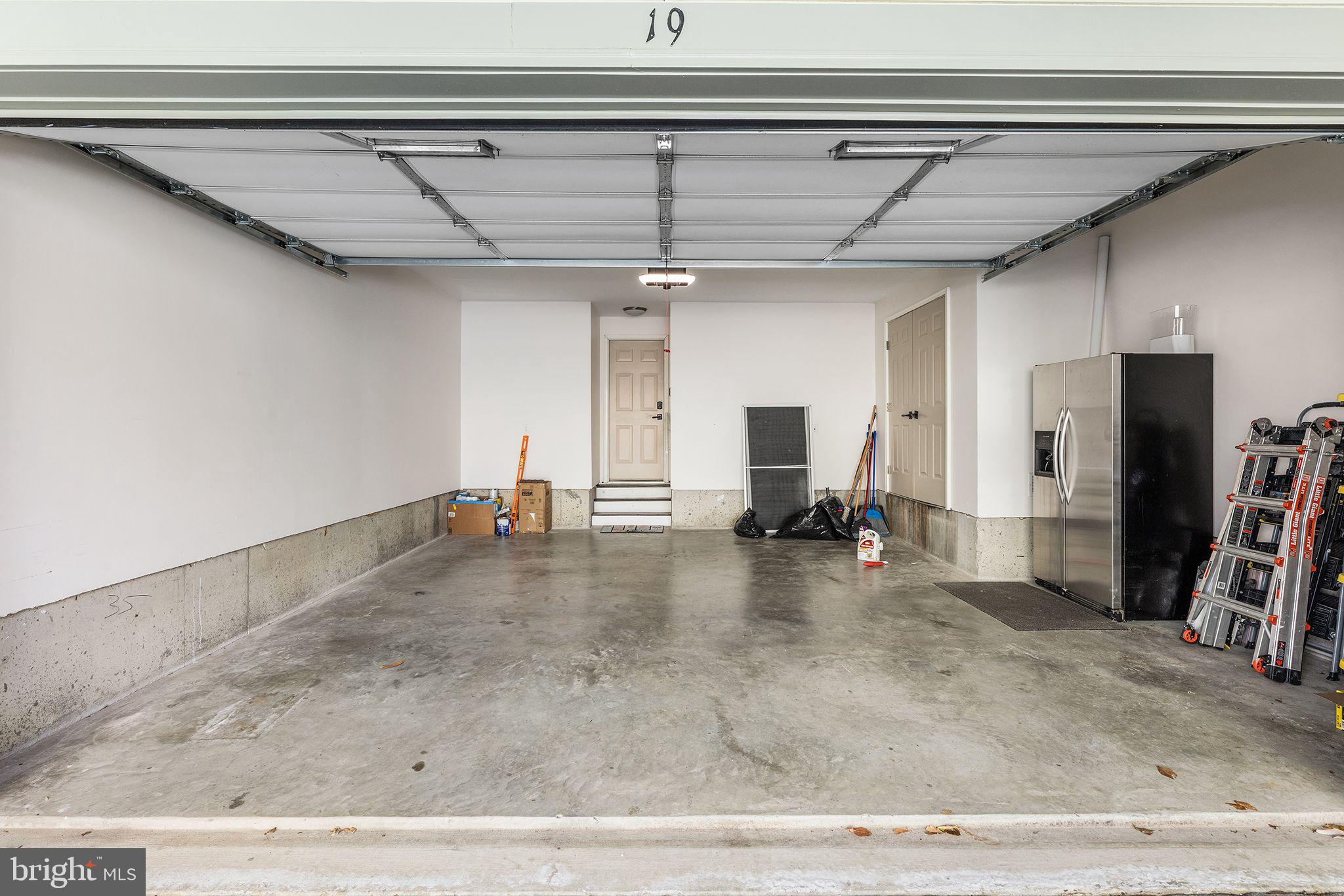 19 FOUNTAIN DRIVE W 19U