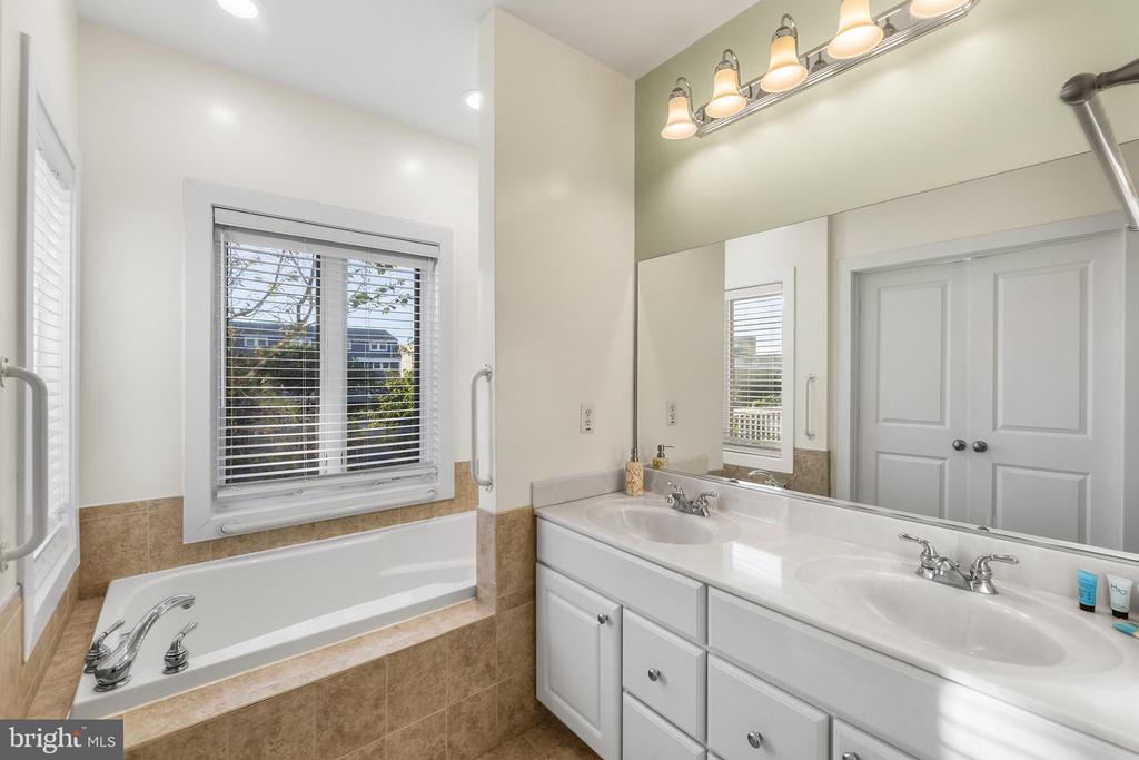11 54TH STREET 203