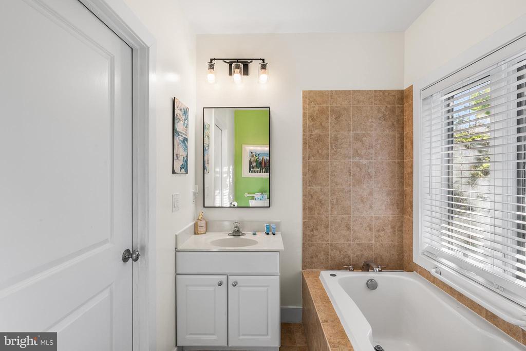 11 54TH STREET 203