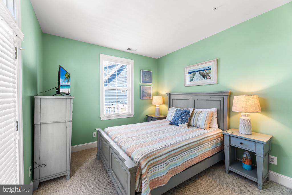 10 SHORE POINT DRIVE