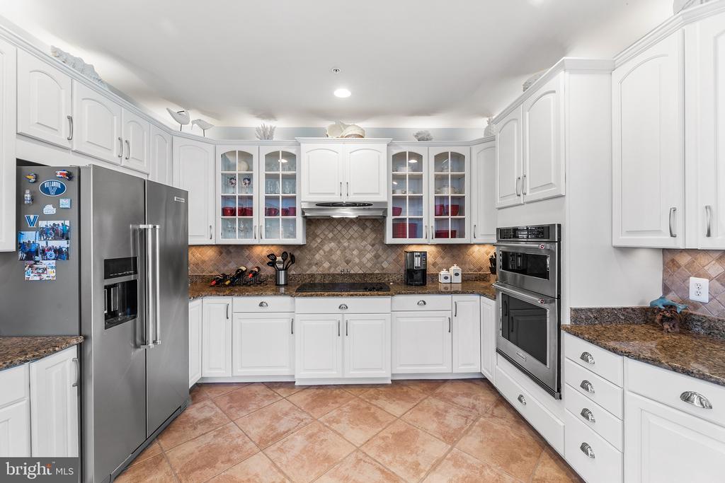10 SHORE POINT DRIVE