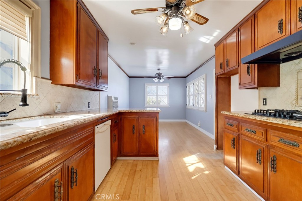 1223 W Elberon
