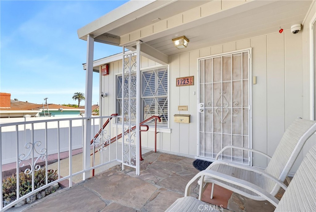 1223 W Elberon