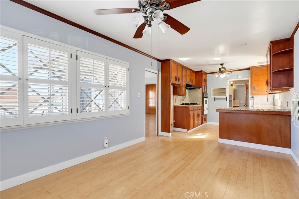 1223 W Elberon