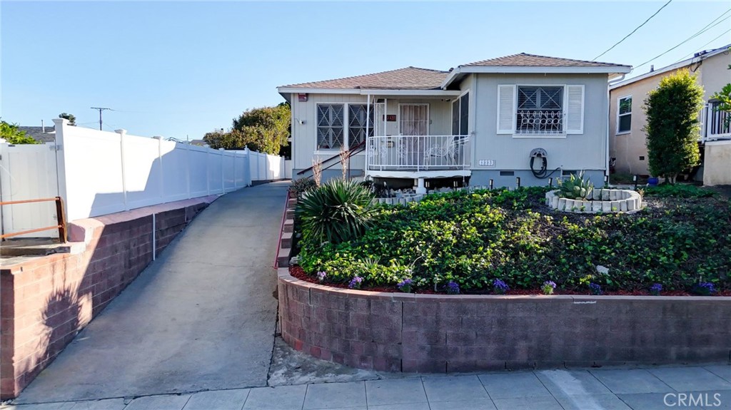 1223 W Elberon