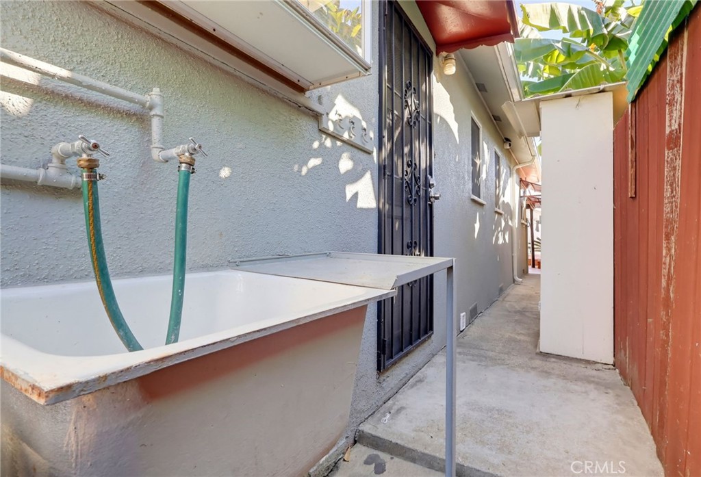 1223 W Elberon