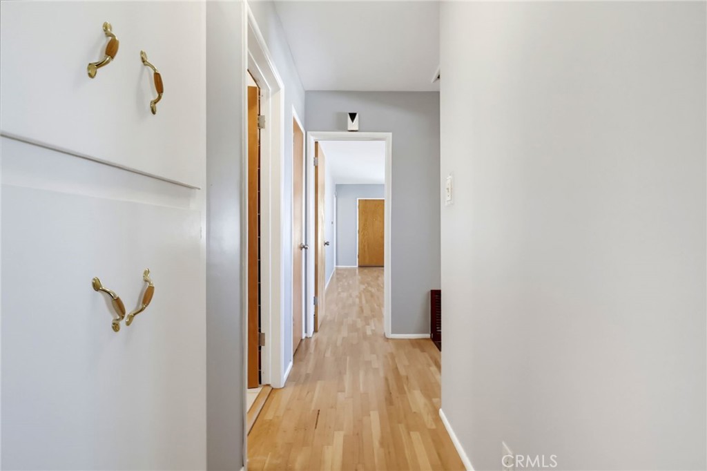 1223 W Elberon