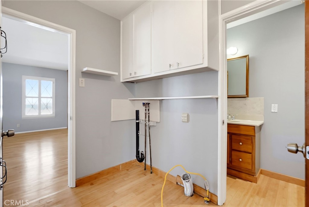 1223 W Elberon