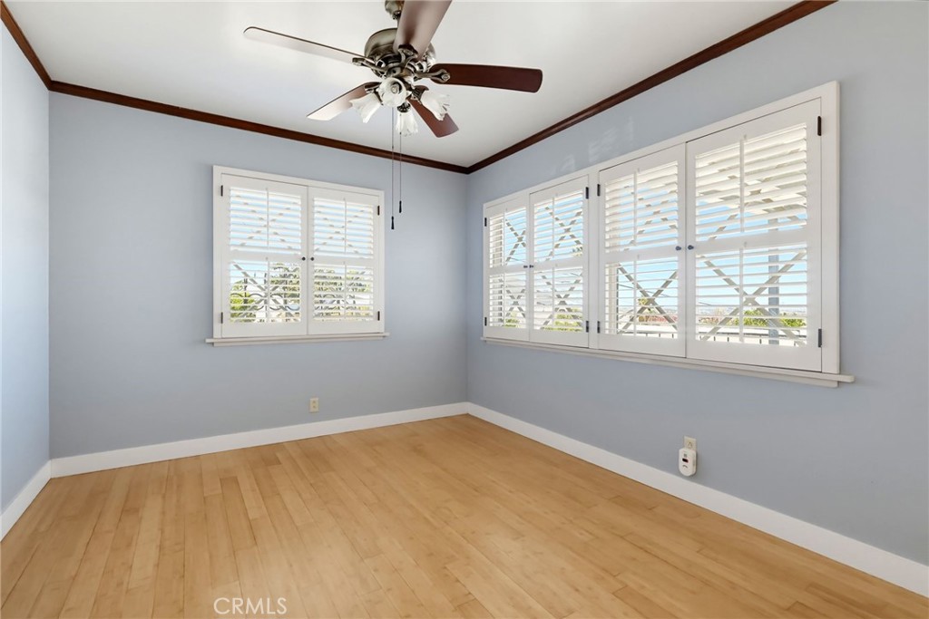 1223 W Elberon