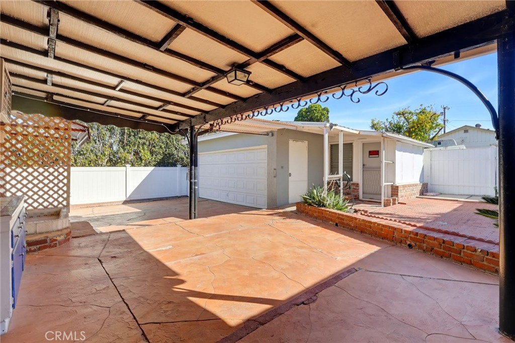 1223 W Elberon