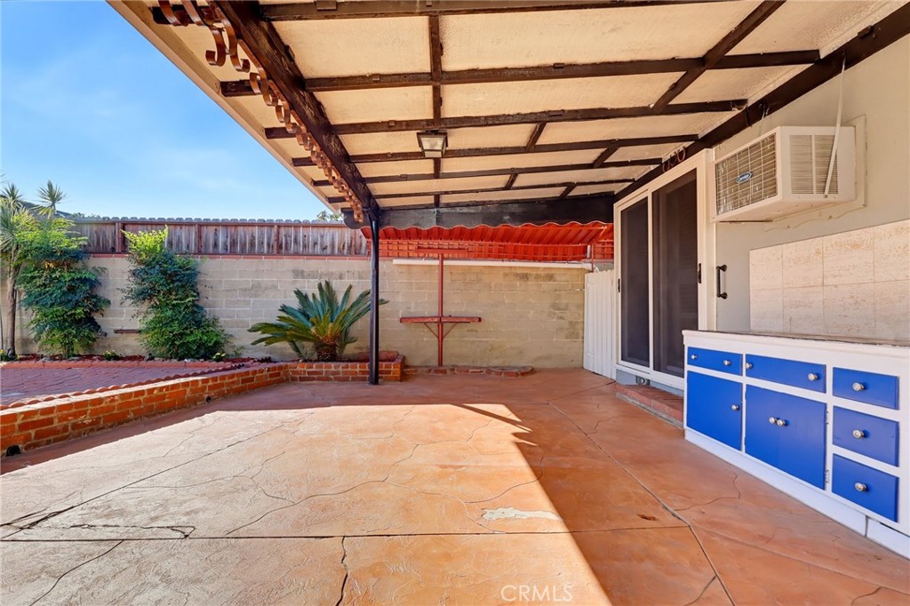 1223 W Elberon