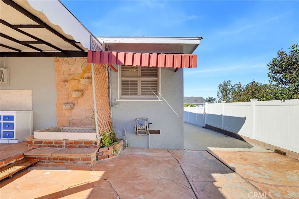 1223 W Elberon