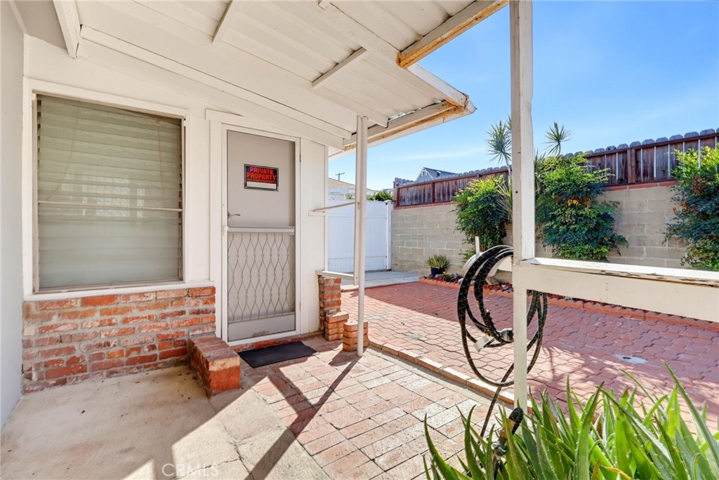 1223 W Elberon