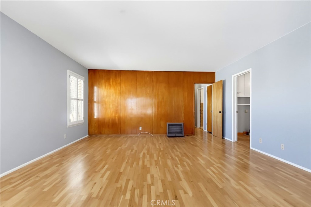 1223 W Elberon