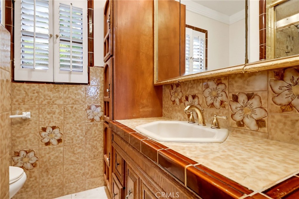 1223 W Elberon