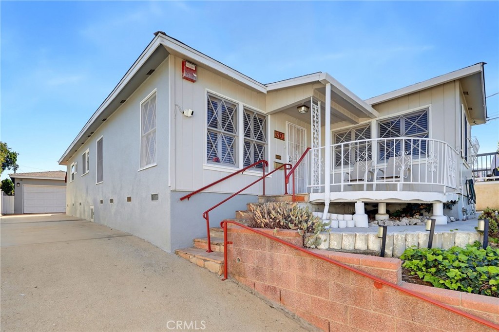1223 W Elberon