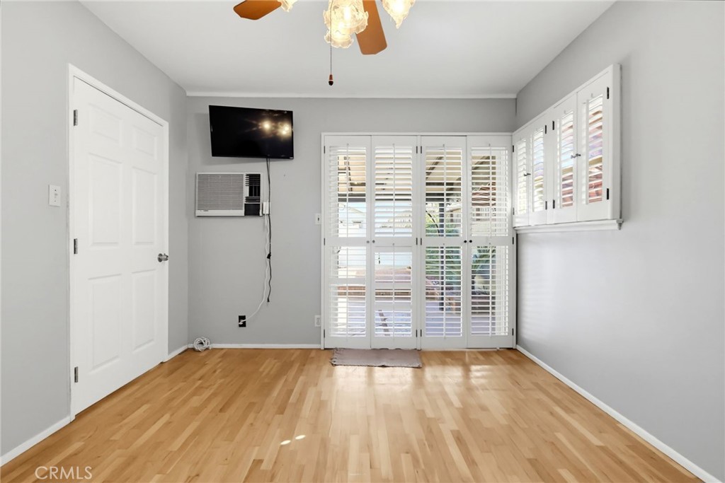 1223 W Elberon