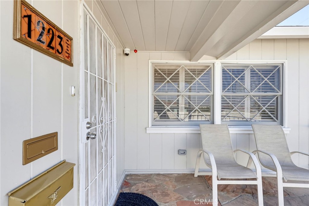1223 W Elberon