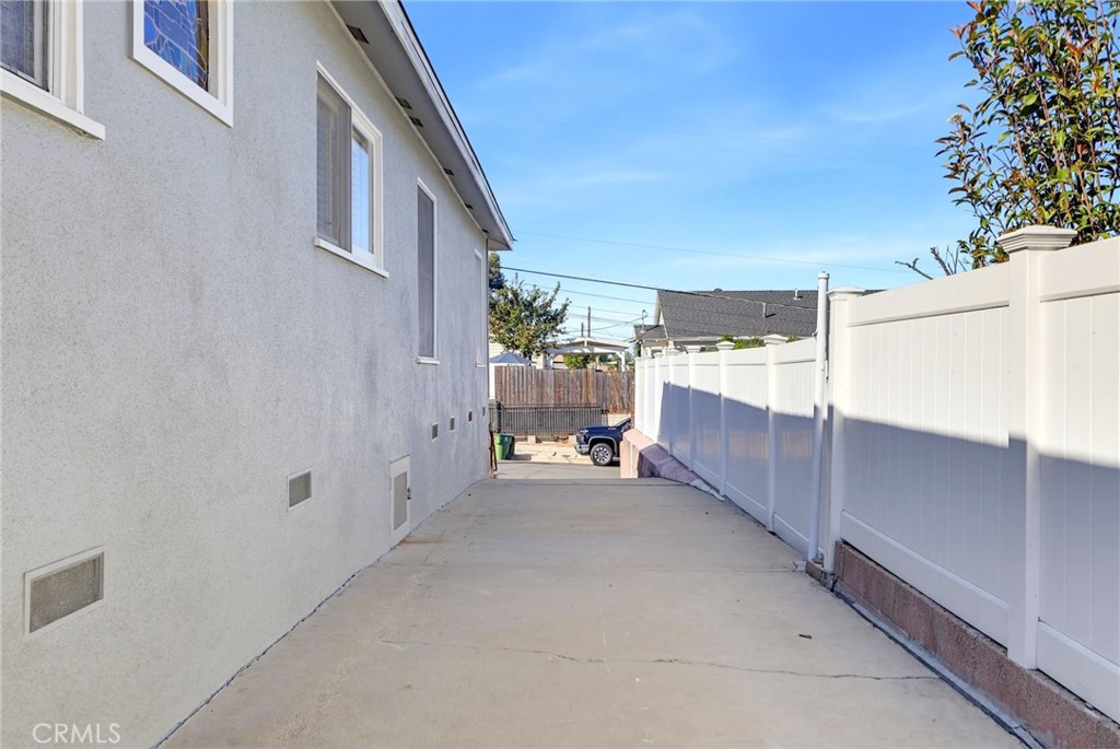 1223 W Elberon