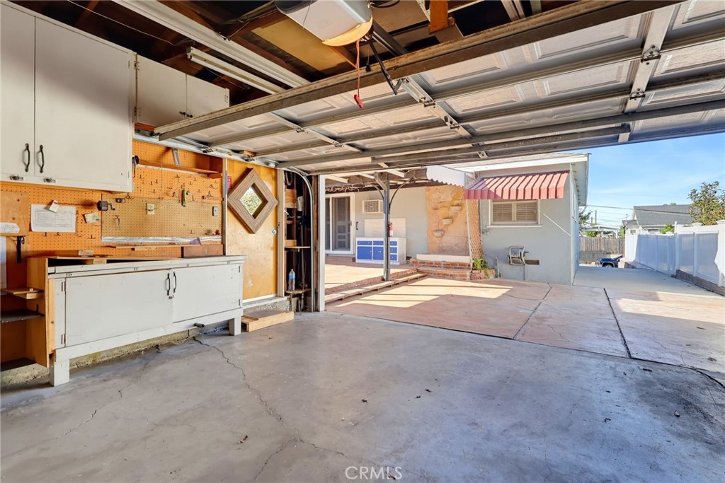 1223 W Elberon