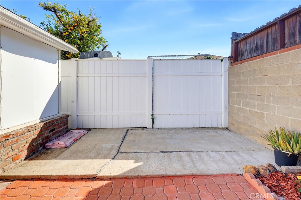 1223 W Elberon