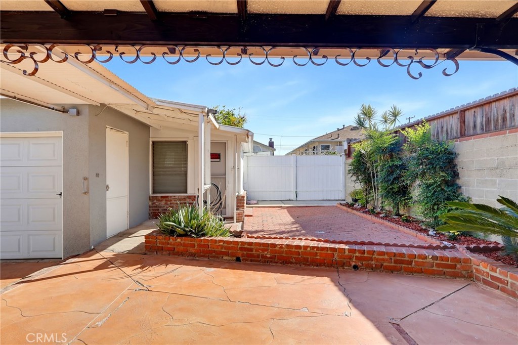 1223 W Elberon
