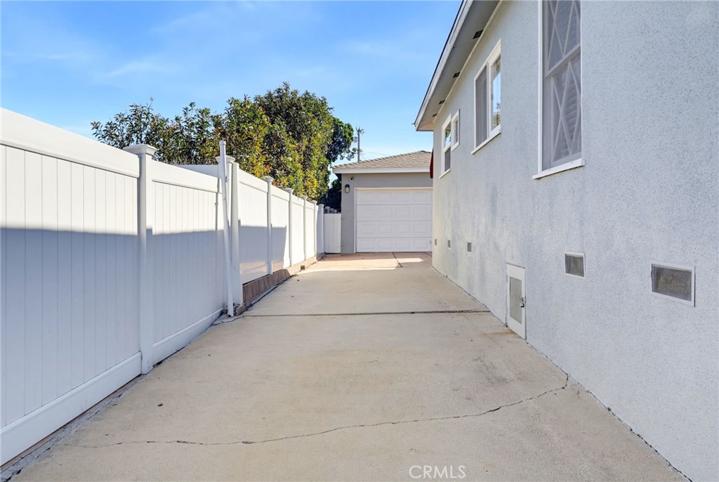 1223 W Elberon