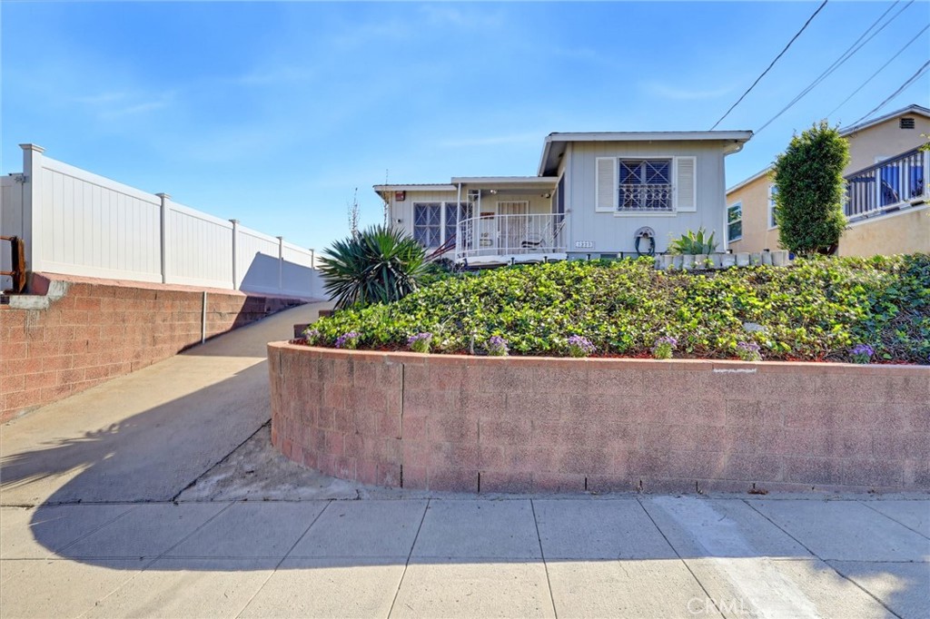 1223 W Elberon