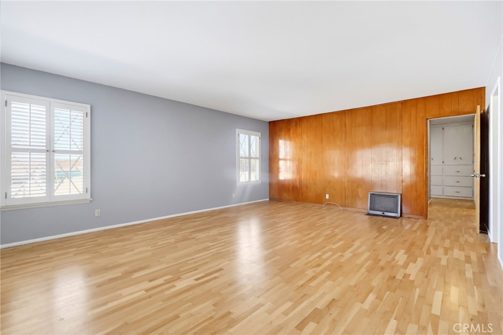 1223 W Elberon